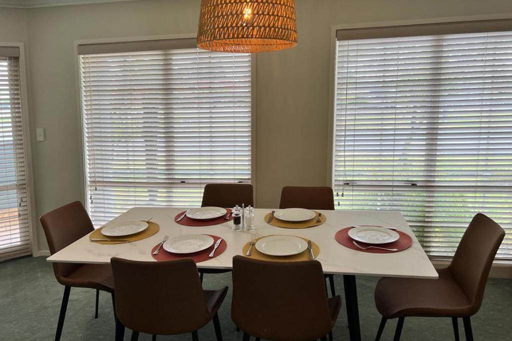 Silver Fern Rotorua Suites & Spa Zewnętrze zdjęcie A dining room table set for a meal