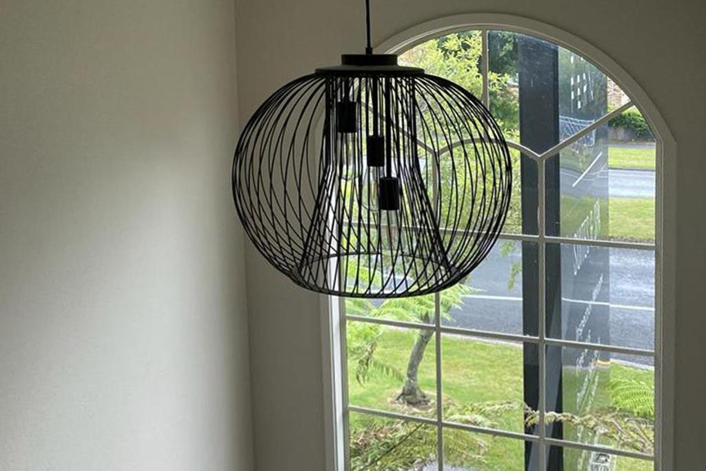Silver Fern Rotorua Suites & Spa Zewnętrze zdjęcie A pendant light
