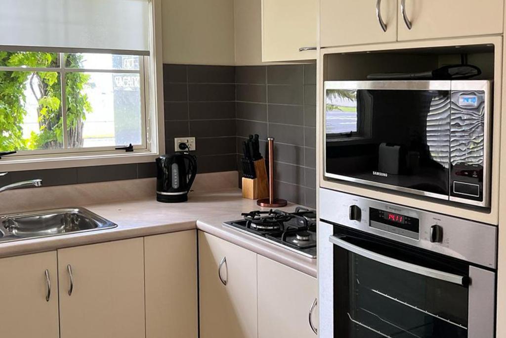 Silver Fern Rotorua Suites & Spa Zewnętrze zdjęcie A modern Australian kitchen