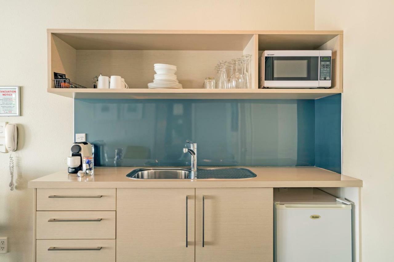 Silver Fern Rotorua Suites & Spa Zewnętrze zdjęcie A kitchenette in a hotel room