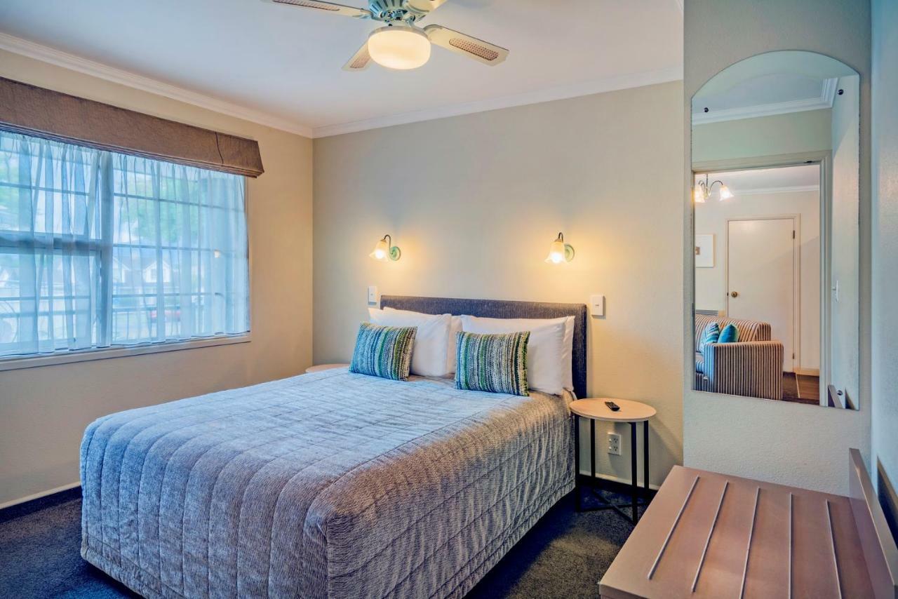 Silver Fern Rotorua Suites & Spa Zewnętrze zdjęcie A bedroom at the hotel