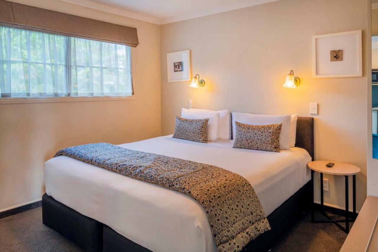 Silver Fern Rotorua Suites & Spa Zewnętrze zdjęcie A bedroom at the hotel