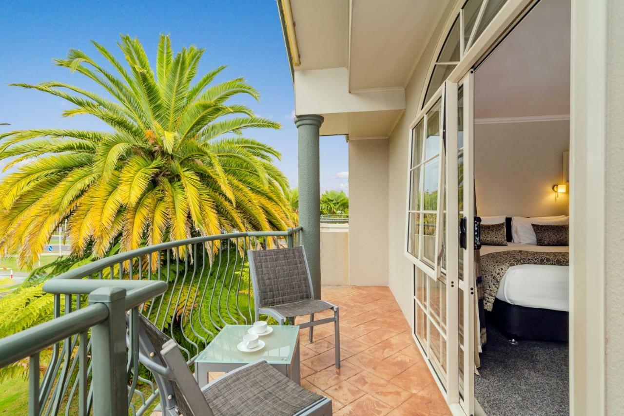 Silver Fern Rotorua Suites & Spa Zewnętrze zdjęcie A balcony at the hotel