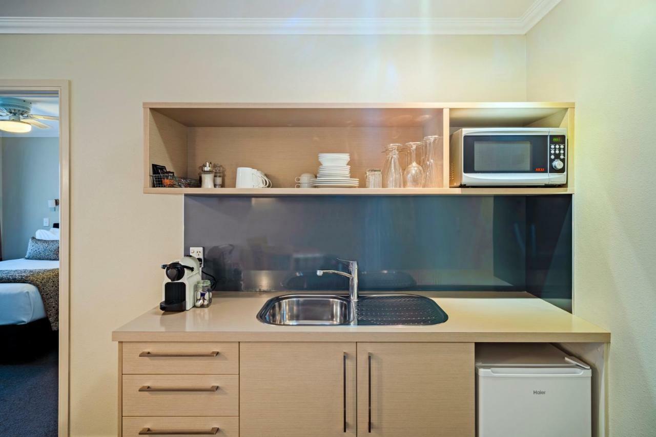 Silver Fern Rotorua Suites & Spa Zewnętrze zdjęcie A kitchenette in a hotel room