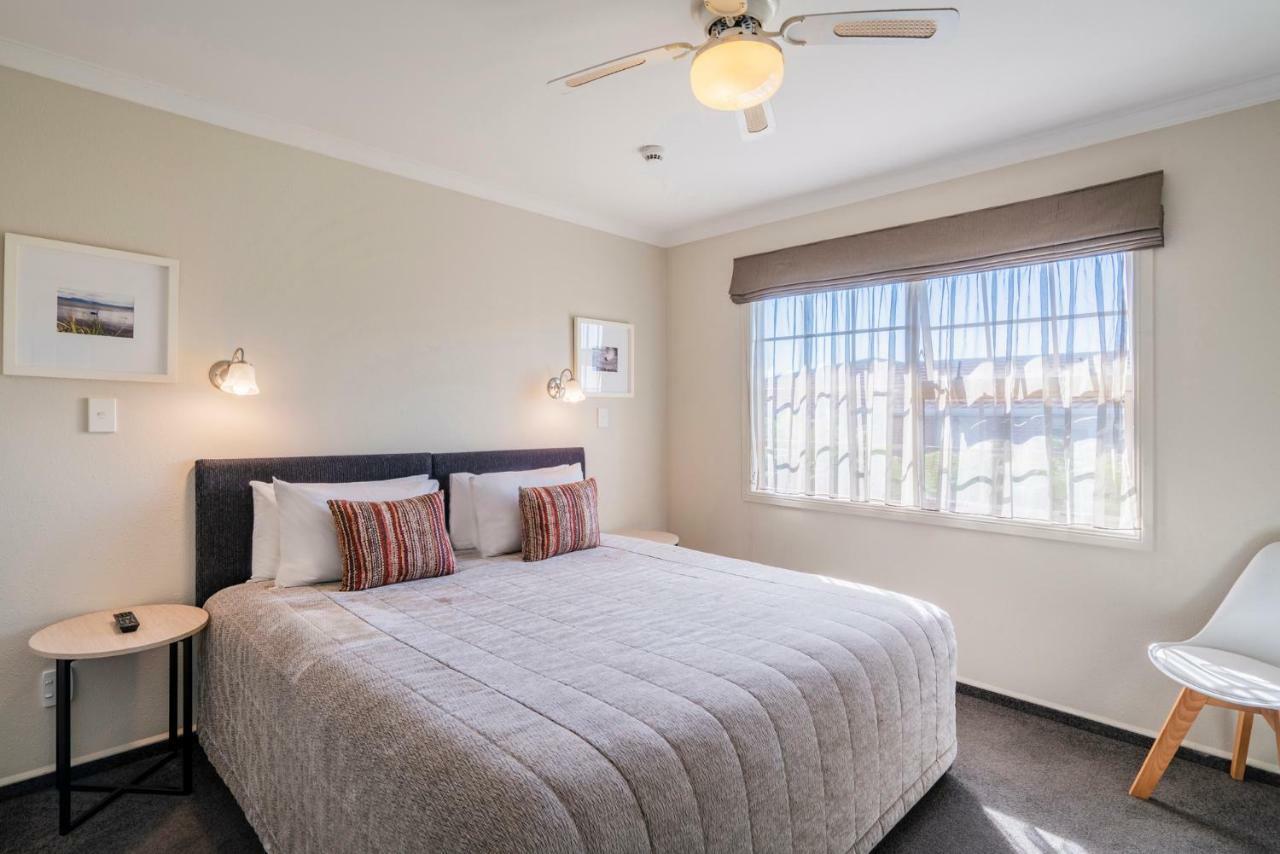 Silver Fern Rotorua Suites & Spa Zewnętrze zdjęcie A bedroom at the hotel