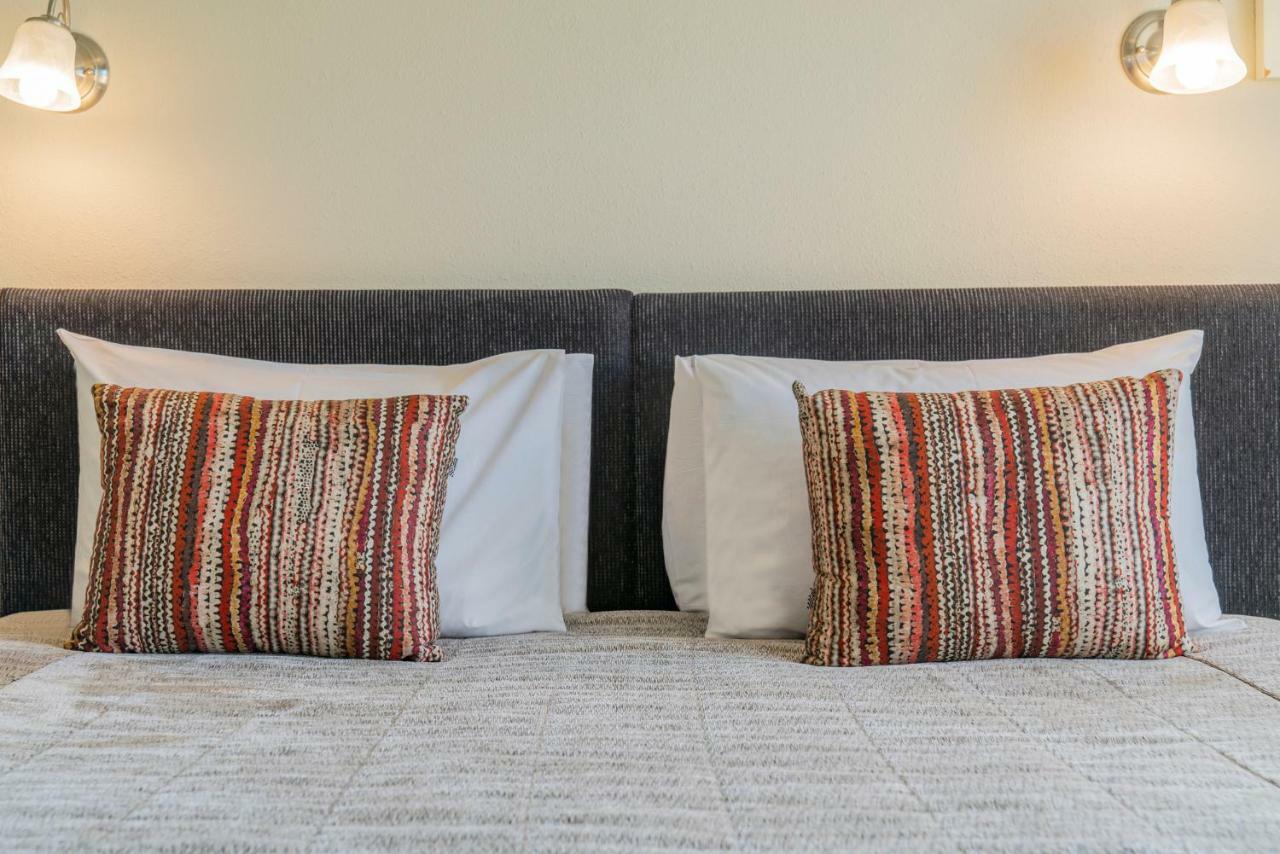 Silver Fern Rotorua Suites & Spa Zewnętrze zdjęcie Two cushions on a bed